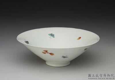 图片[2]-Bowl with lobed rim and wucai polychrome decoration of plum blossoms and butterflies, Ming dynasty, Chenghua reign (1495-1487)-China Archive